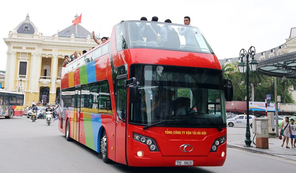 Xe khách du lịch 2 tầng lưu thông trên phố Hà Nội